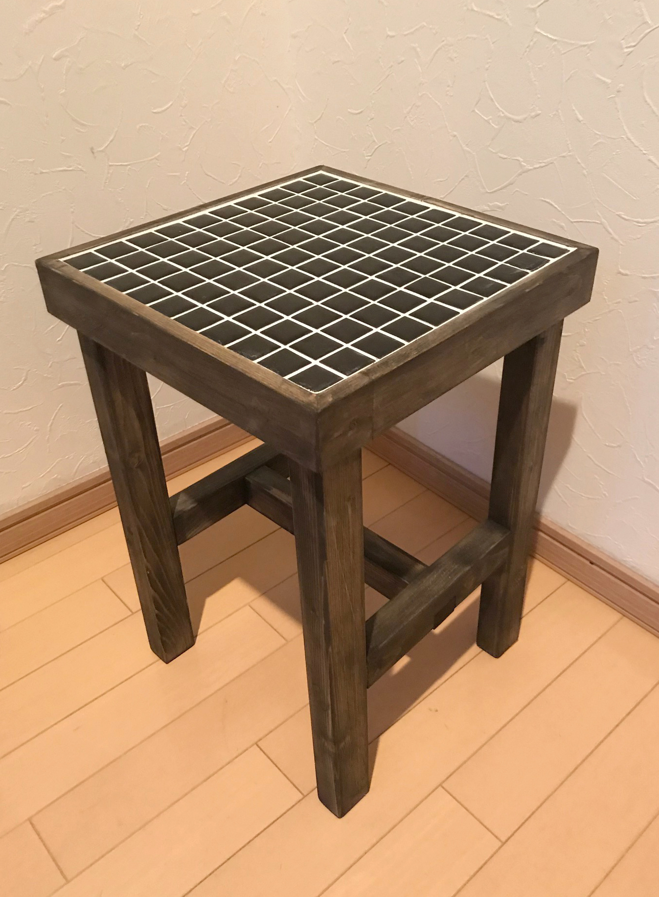 サイドテーブル、タイル張りスツール | tukuru woodwork fujimoto ｜アンティーク調ハンドメイドスツール